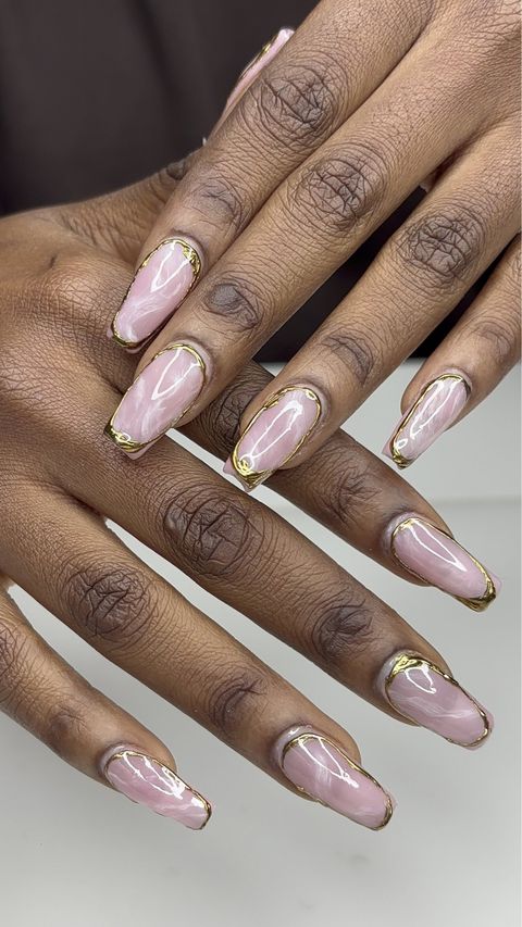 Nail art marbre rosé contour doré — onglerie Enghien-les-Bains