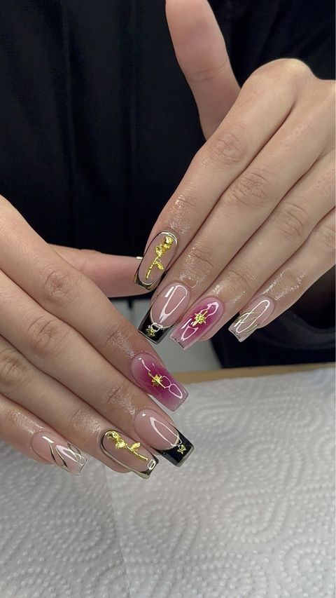 Ongles nude et noir déco dorée — nail art Val-d'Oise