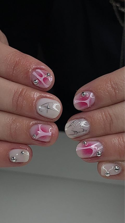 Manucure russe courte rose avec strass — Enghien-les-Bains