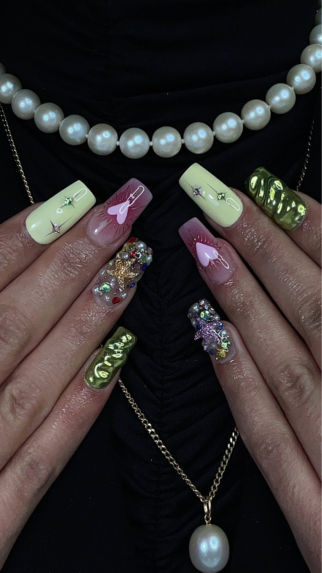 Nail art jaune et chrome avec bijoux