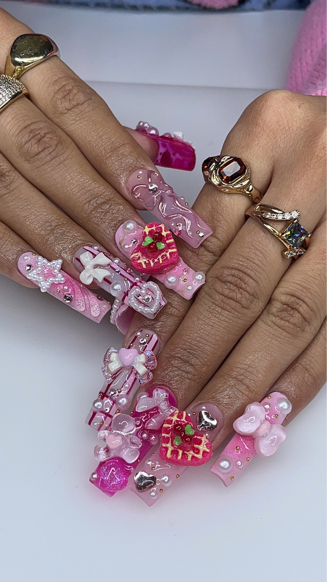Nail art rose 3D cœurs et perles