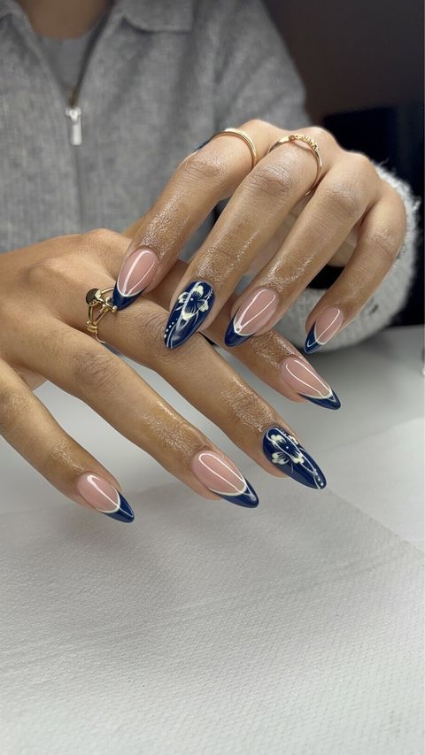 French manucure bleu nuit avec fleurs — prothésiste ongulaire 95