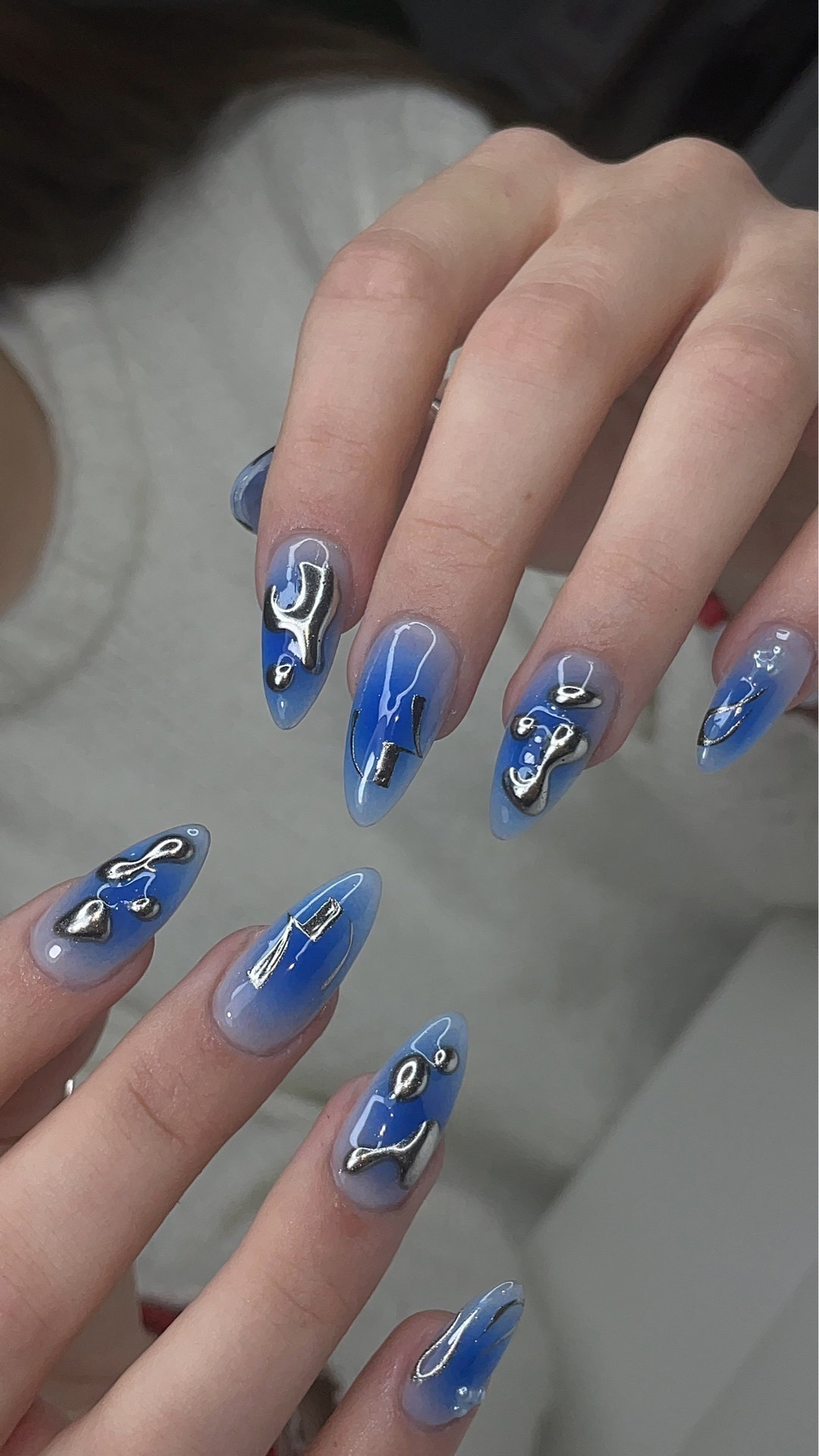 Ongles bleus avec déco chrome argent